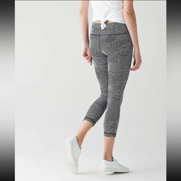 Lululemon Black White Jacquard Maze Wunder Under Crop II Leggings Size 4 - Picture 9 of 12